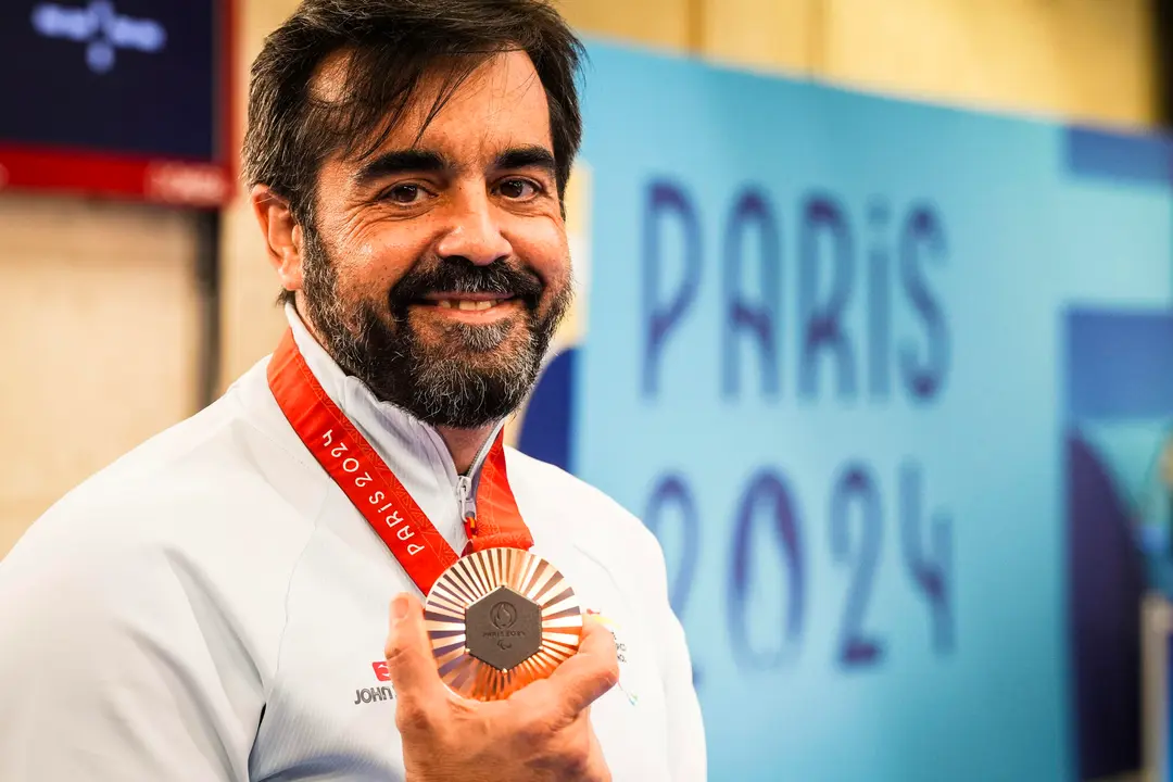 El gallego Juan Antonio Saavedra logr&oacute; este domingo el bronce en la prueba de rifle 10 metros tendido, en la competici&oacute;n disputada en el Centro de Tiro de Ch&acirc;teauroux correspondiente a los Juegos Paral&iacute;mpicos de Par&iacute;s.EFE/CPE/Mikael Helsing    **SOLO USO EDITORIAL/SOLO DISPONIBLE PARA ILUSTRAR LA NOTICIA QUE ACOMPA&Ntilde;A (CR&Eacute;DITO OBLIGATORIO)***
