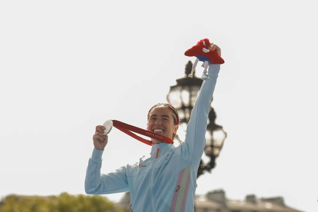 La atleta espa&ntilde;ola Marta Franc&eacute;s posa con su medalla de plata en el podio de la final individual femenina de la categor&iacute;a PTS4 de para triatl&oacute;n de los Juegos Paral&iacute;mpicos de Par&iacute;s 2024, disputada este lunes en la capital francesa. EFE/Javier Etxezarreta