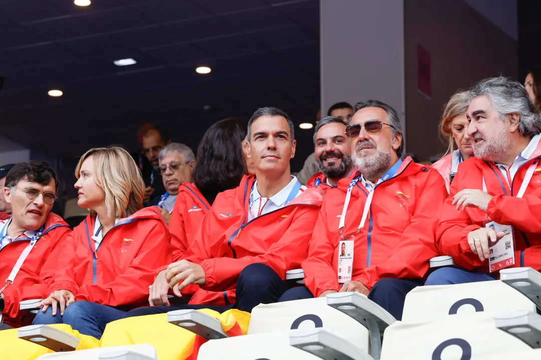 El presidente del Gobierno, Pedro S&aacute;nchez (c), junto a la ministra de Educaci&oacute;n, Formaci&oacute;n Profesional y Deportes, Pilar Alegr&iacute;a, el presidente del Comit&eacute; Paral&iacute;mpico Espa&ntilde;ol, Miguel Carballeda (2d), y el presidente del CSD, Jos&eacute; Manuel Rodr&iacute;guez Uribes, (d), en la jornada matutina de atletismo de los Juegos Paral&iacute;mpicos de Par&iacute;s. EFE/ Javier Etxezarreta