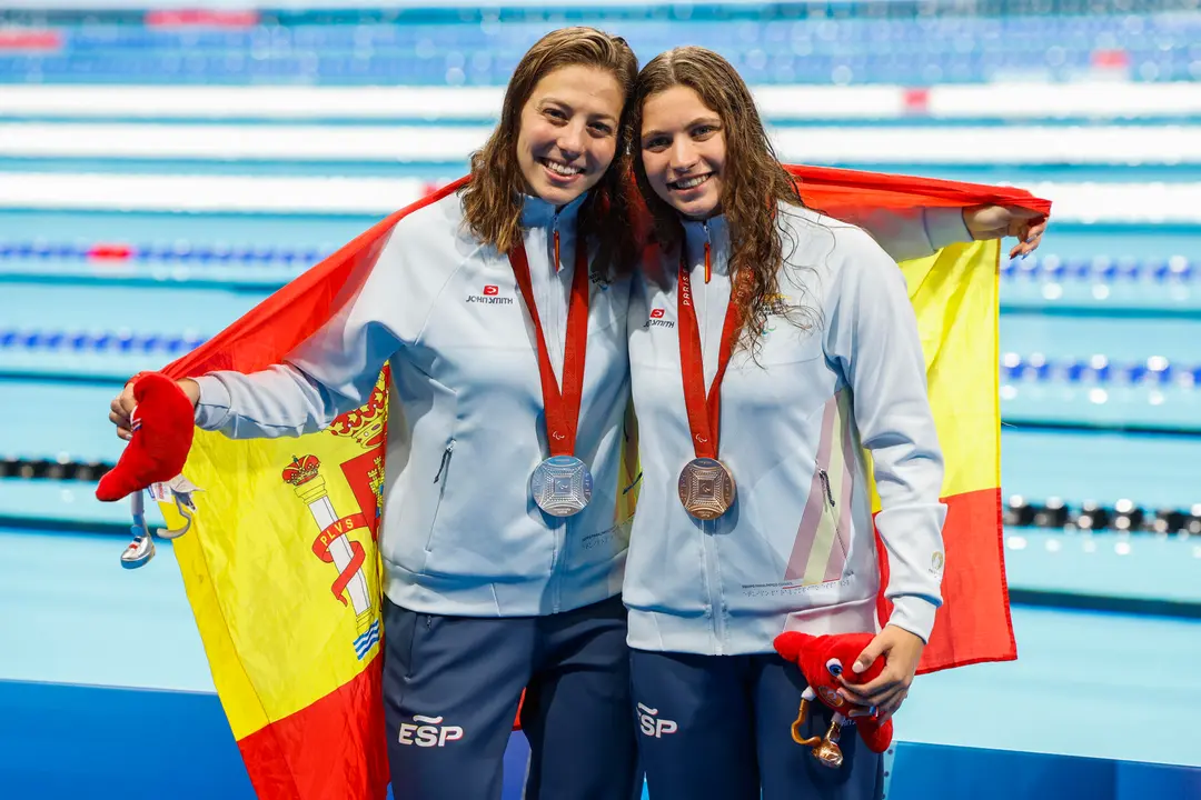 Las nadadoras espa&ntilde;olas Nuria Marqu&eacute;s (i), plata y Tasy Dmytriv , bronce , con su medalla tras la prueba de los 200 estilos clase SM9 de los Juegos Paral&iacute;mpicos de Par&iacute;s en los Juegos Paral&iacute;mpicos de Par&iacute;s este jueves. EFE/ Javier Etxezarreta