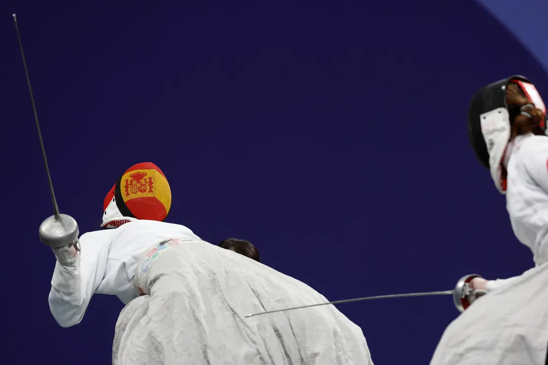 La esgrimista espa&ntilde;ola Judith Rodr&iacute;guez (i) se enfrenta a la china Yuandong Chen durante su combate clasificatorio de espada de esgrima categor&iacute;a A de los Juegos Paral&iacute;mpicos de Par&iacute;s 2024. EFE/ Javier Etxezarreta