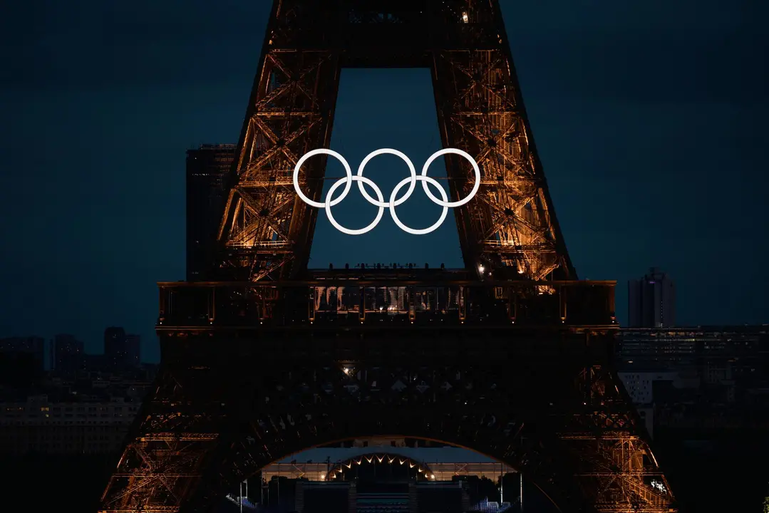 La Torre Eiffel con los aros ol&iacute;mpicos. EFE/EPA/ALEX PLAVEVSKI
