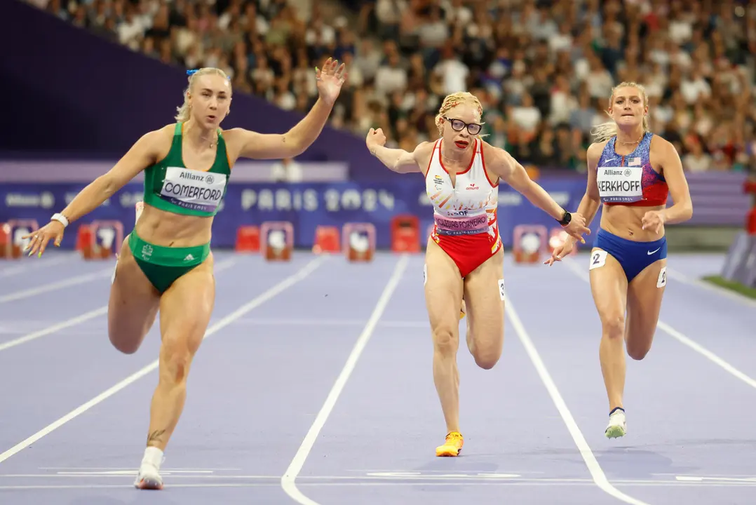 La atleta espa&ntilde;ola Adi Iglesias (c) en la final de los 100 m T13 femenino de los Juegos Paral&iacute;mpicos de Par&iacute;s 2024, en la que obtuvo la quinta posici&oacute;n. EFE/Javier Etxezarreta