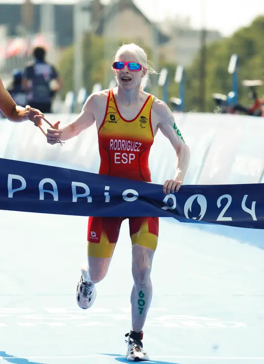 La atleta espa&ntilde;ola Susana Rodr&iacute;guez, acompa&ntilde;ada por su gu&iacute;a, Sara P&eacute;rez (no visible en la foto), consigue la medalla de oro en la final individual de la categor&iacute;a PTVI de para triatl&oacute;n femenino de los Juegos Paral&iacute;mpicos de Par&iacute;s 2024, disputada este lunes en la capital francesa. EFE/Javier Etxezarreta