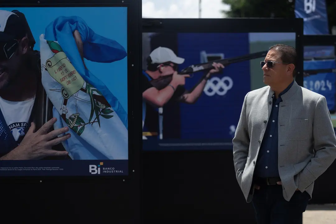 Un hombre visita la exposici&oacute;n fotogr&aacute;fica sobre la participaci&oacute;n de atletas guatemaltecos en los Juegos Ol&iacute;mpicos Par&iacute;s 2024 en la Plaza de la Constituci&oacute;n en la Ciudad de Guatemala (Guatemala). EFE/ David Toro