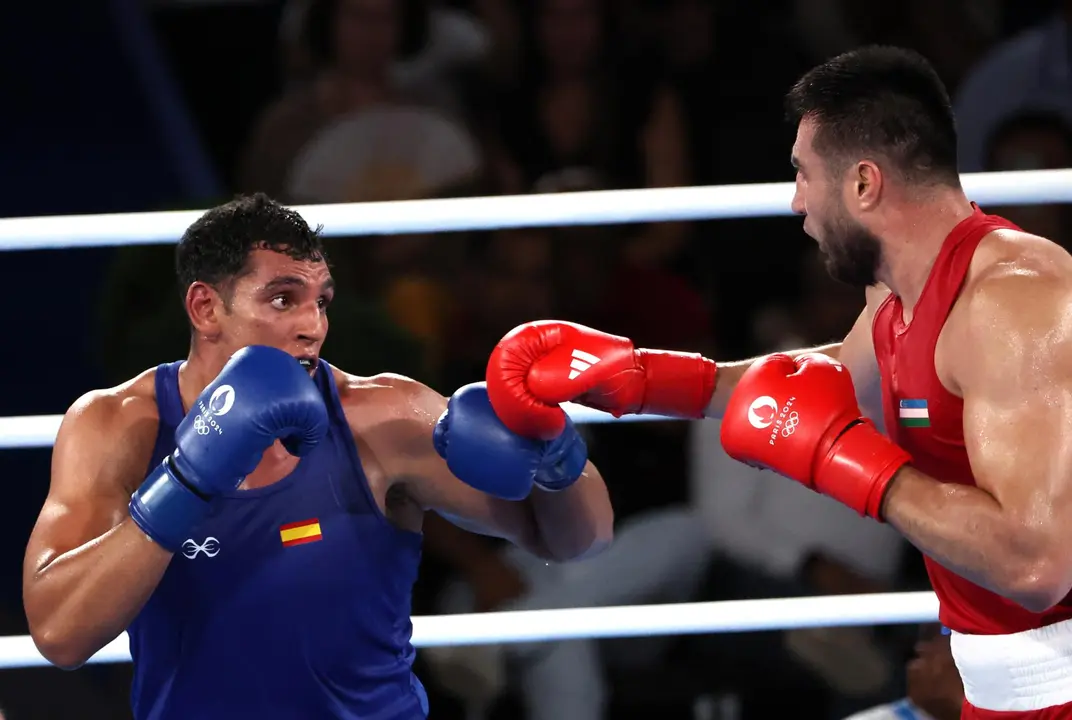 Combate de boxeo ol&iacute;mpico, en Par&iacute;s 2024, entre el uzbeko Bakhodir Jalolov of Uzbekistan (rojo) y el espa&ntilde;ol Ayoub Ghadfa Drissi El Aissaoui (azul), en una foto de archivo. EFE/EPA/YAHYA ARHAB