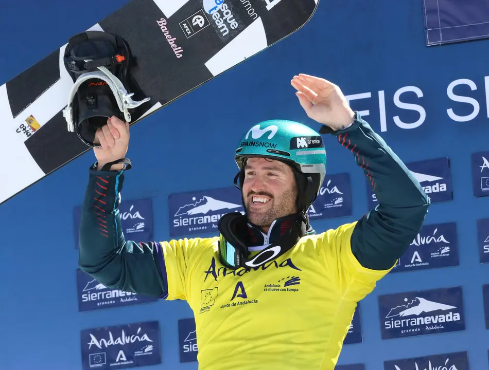 El espa&ntilde;ol Lucas Eguibar, campe&oacute;n mundial y ganador de la Copa del Mundo de boardercross de snowboard, en una imagen de archivo en el podio la estaci&oacute;n espa&ntilde;ola de Sierra Nevada (Granada). EFE/Pepe Torres