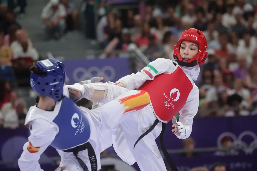 Adriana Cerezo (azul), durante el combate ante la iran&iacute; Mobina Nematzadeh, que le dej&oacute; sin posibilidades de luchar por las medallas en los Juegos Ol&iacute;mpicos de Par&iacute;s 2024. EFE/EPA/TERESA SUAREZ