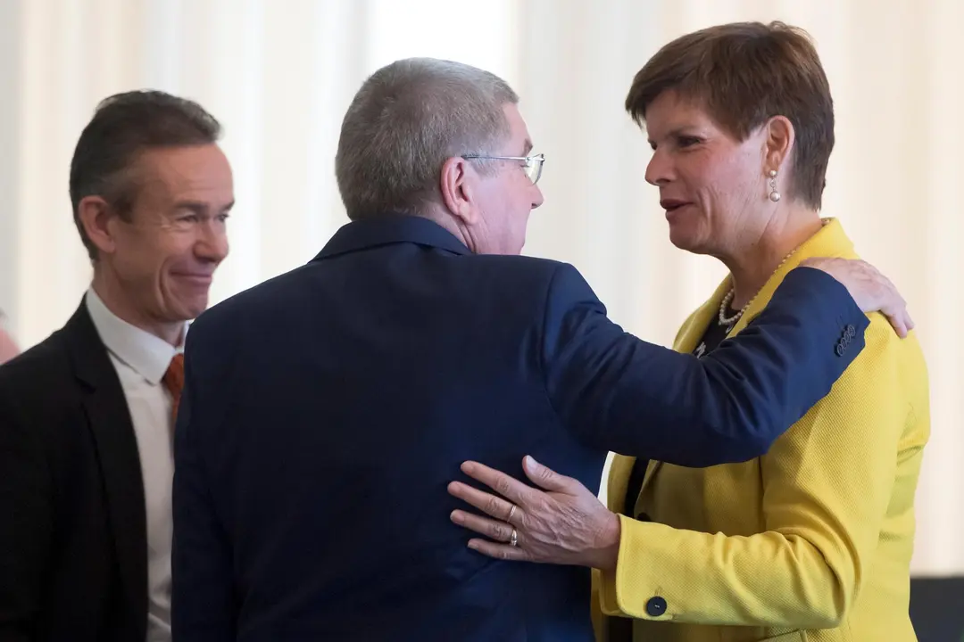 Nicole Hoevertsz (d), vicepresidenta del COI, saluda al presidente Thomas Bach (c) durante una reuni&oacute;n de la Ejecutiva del organismo. EPA/LAURENT GILLIERON/Archivo