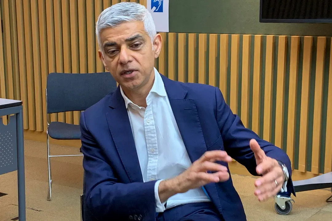 El alcalde de Londres, Sadiq Khan, dijo este martes en una entrevista con EFE que har&aacute; "todo lo posible" para que los Juegos Ol&iacute;mpicos vuelvan en 2040 a la capital brit&aacute;nica y apunt&oacute; que, al poder aprovechar la infraestructura de los de 2012, ser&iacute;an ecol&oacute;gica y econ&oacute;micamente sostenibles. EFE/ Judith Mora