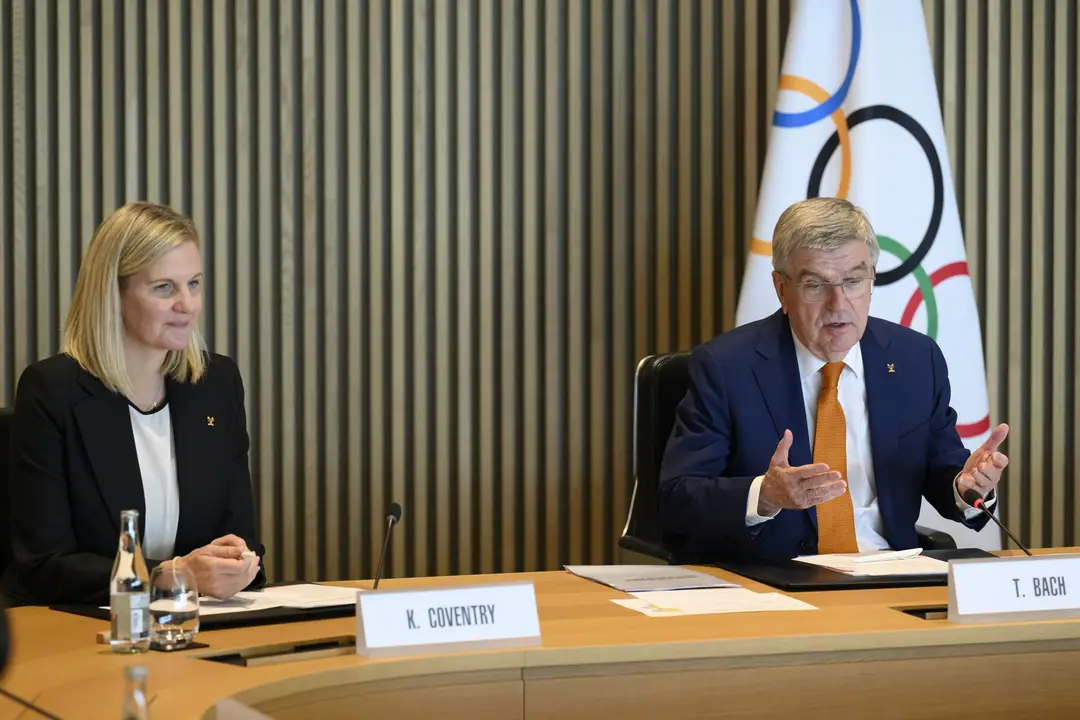 Kirsty Coventry (I) junto a Thomas Bach (D), el pasado 9 de abril, en la apertura de la junta ejecutiva del COI en la Casa Ol&iacute;mpica, en Lausana. EFE/EPA/LAURENT GILLIERON```