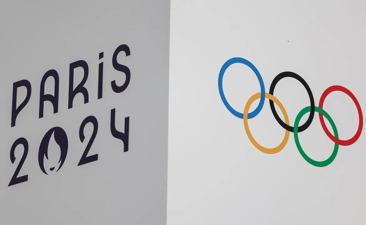 Los anillos ol&iacute;mpicos y el logotipo de los Juegos Ol&iacute;mpicos de 2024, en la villa de los atletas. EFE/EPA/Mohammed Badra```