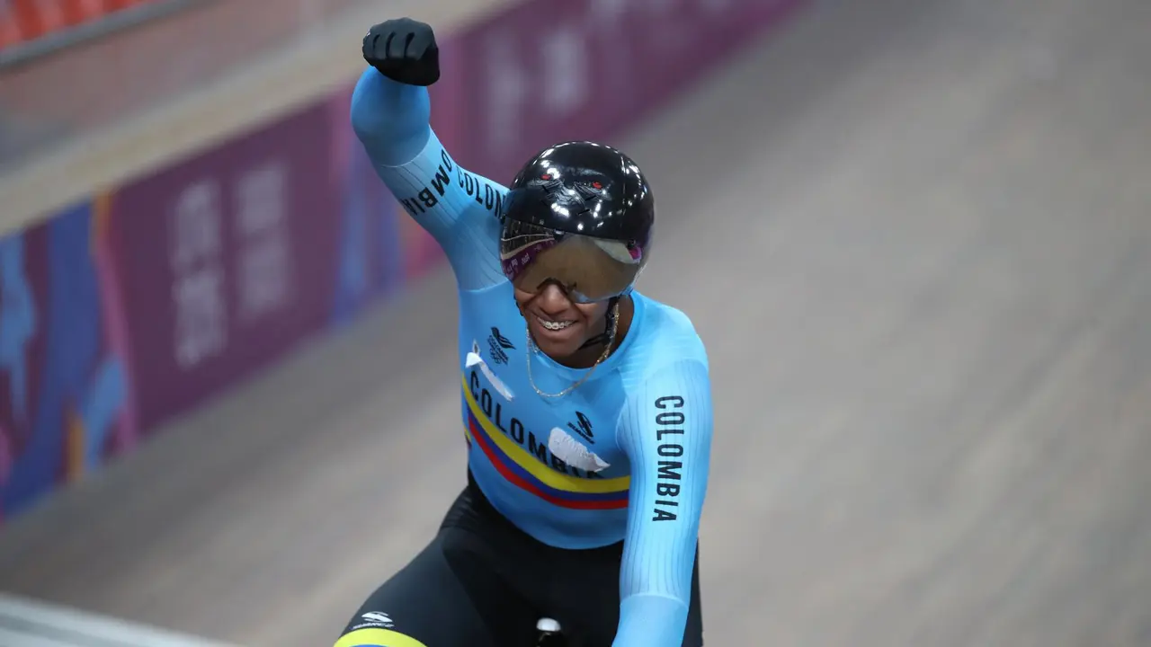 Fotograf&iacute;a de archivo en la que se registr&oacute; al colombiano Kevin Quintero al celebrar la obtenci&oacute;n de la medalla de oro de la prueba de velocidad del ciclismo de pista de los Juegos Panamericanos 2019 en Lima (Per&uacute;). Quintero ser&aacute; uno de los abanderados de su pa&iacute;s en los Juegos Ol&iacute;mpicos de Par&iacute;s 2024. EFE/Orlando Barr&iacute;a