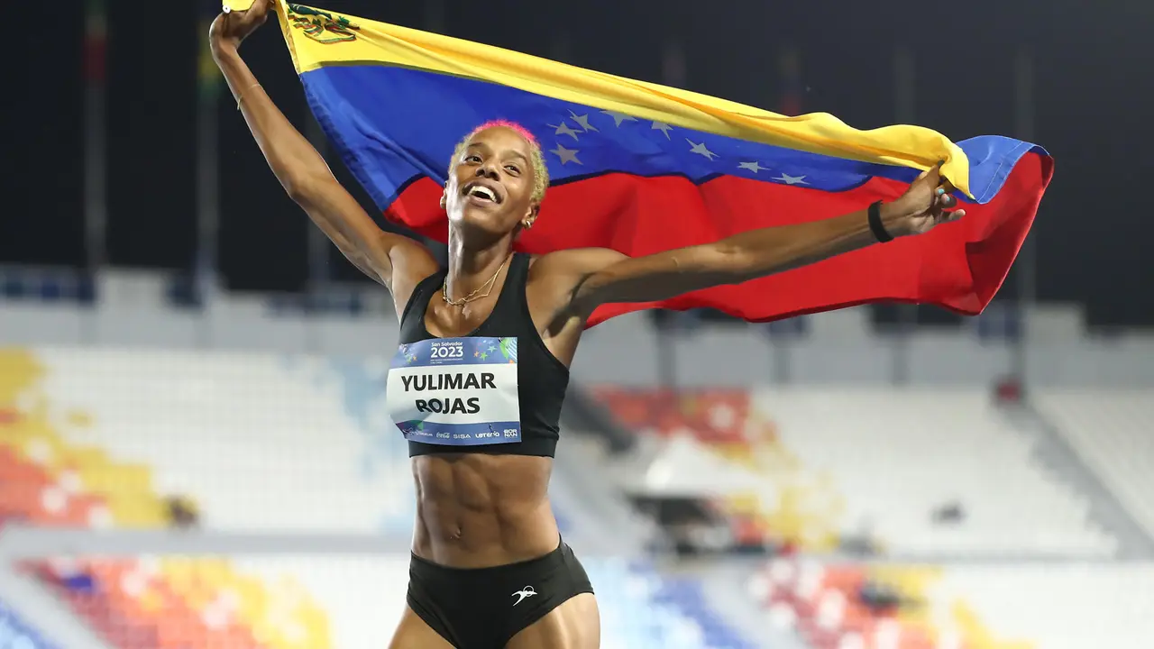 Imagen de archivo de Yulimar Rojas, plusmarquista mundial de triple salto, quien por una lesi&oacute;n es una de las grandes ausencias de los Juegos Ol&iacute;mpicos de 2024, aunque por decisi&oacute;n de las autoridades acudir&aacute; a Par&iacute;s en calidad de abanderada. EFE/ Jos&eacute; J&aacute;come