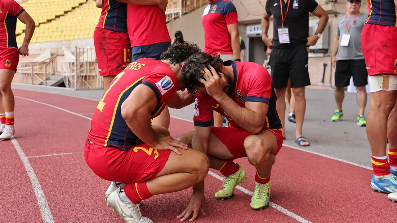 Los jugadores de la selecci&oacute;n espa&ntilde;ola de rugby 7 Pol Pla y Josep Serres se lamentan despu&eacute;s de su derrota ante Gran Breta&ntilde;a, este domingo en Fontvieille (M&oacute;naco). La selecci&oacute;n no participar&aacute; en los Juegos de Par&iacute;s 2024 debido a su derrota en la semifinal del torneo de repesca intercontinental. EFE/ Mike Lee / World Rugby
