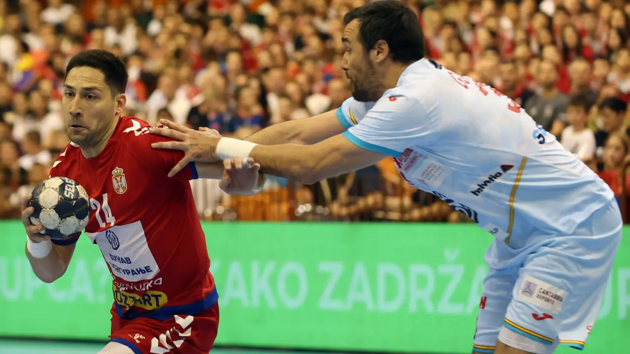 El pivote Gede&oacute;n Guardiola en un partido ante Serbia. EFE/EPA/ANDREJ CUKICArchivo