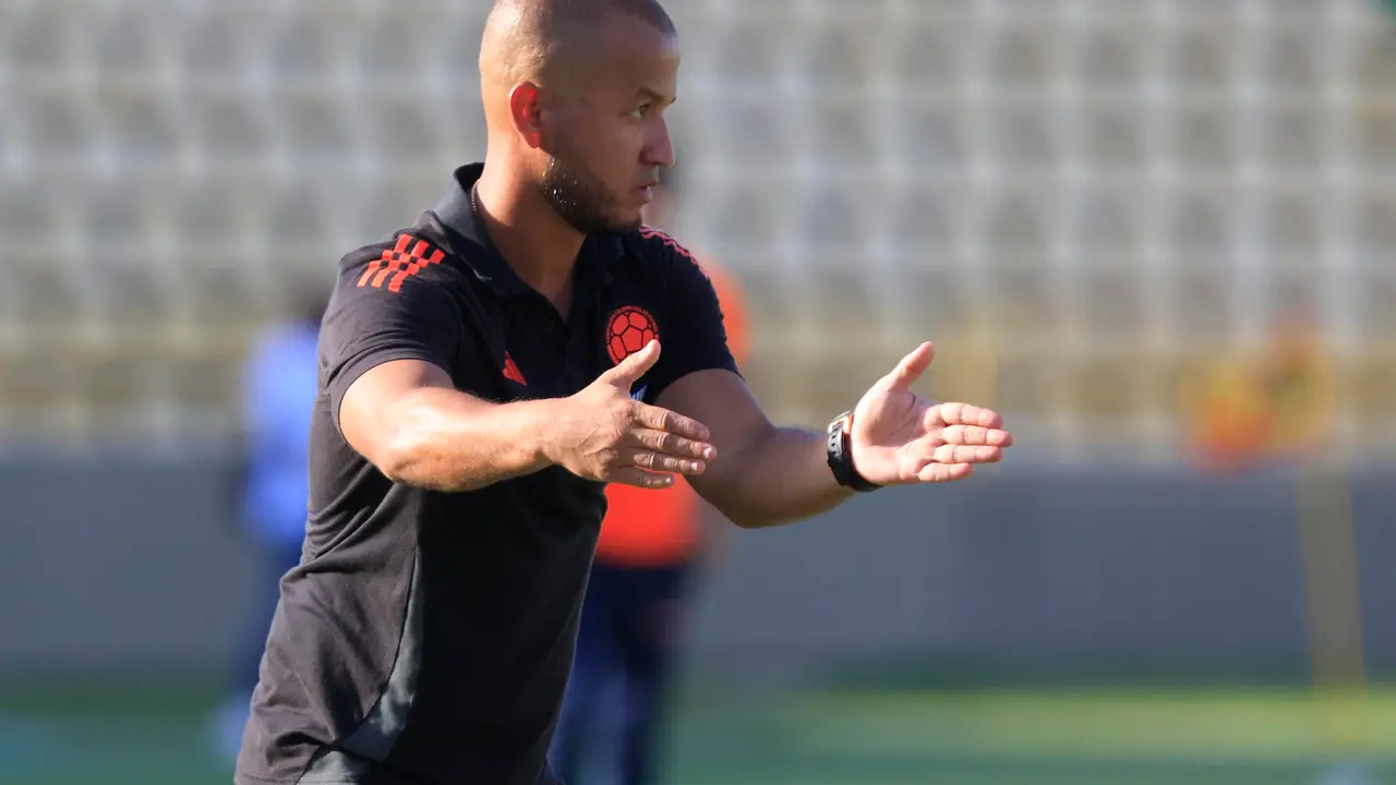 El seleccionador del equipo ol&iacute;mpico femenino de f&uacute;tbol de Colombia, &Aacute;ngelo Marsiglia, fue registrado este s&aacute;bado, 13 de julio, reacciona este s&aacute;bado, durante un partido amistoso internacional preparatorio para los Juegos Ol&iacute;mpicos de Par&iacute;s 2024, en el estadio Jaime Mor&oacute;n de Cartagena (Colombia). EFE/Ricardo Maldonado