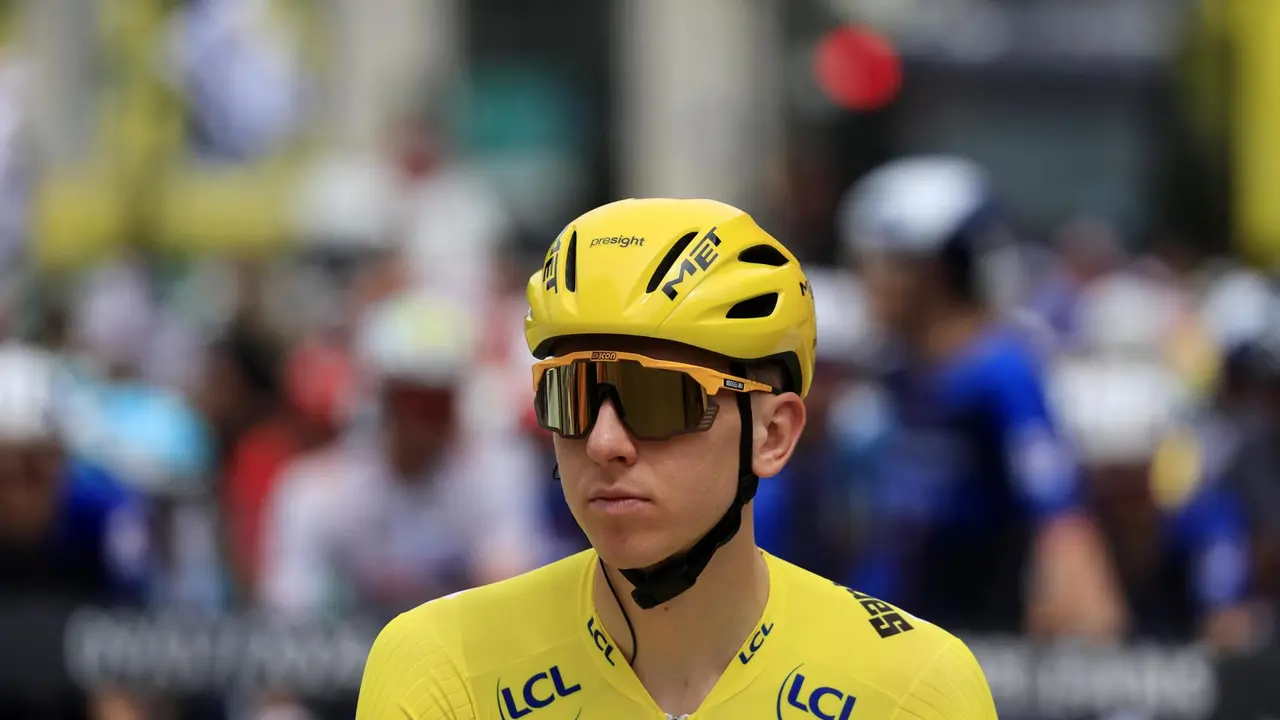 El ciclista esloveno Tadej Pogacar del equipo Emirates de los EAU en la d&eacute;cima etapa del Tour de Francia 2024, de 187 km, desde Orleans hasta Saint-Amand-Montrond, Francia. EFE/EPA/GUILLAUME HORCAJUELO