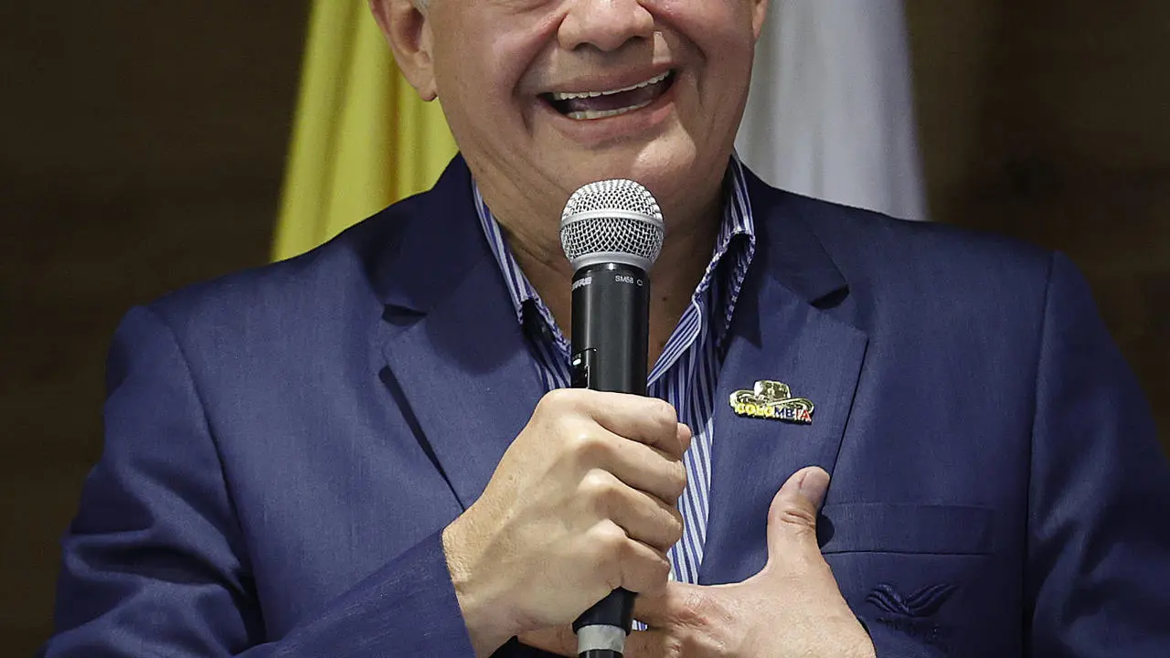 El presidente del Comit&eacute; Ol&iacute;mpico Colombiano (COC), Ciro Solano (i), fue registrado este mi&eacute;rcoles, 18 de julio, durante una rueda de prensa, en Bogot&aacute; (Colombia). EFE/Mauricio Due&ntilde;as