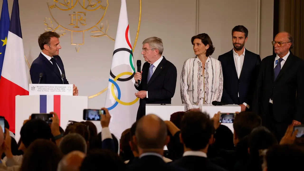 El presidente del COI Thomas Bach (2-I) micr&oacute;fofno en mano, se dirige al Presidente de la Rep&uacute;blica Francesa Emmanuel Macron; tambi&eacute;n en la imagen Amelie Oudea-Castera (3-I), ministra de deportes de Francia y el presidente del Comit&eacute; orgnnizador de los Juegos Ol&iacute;mpicos y Paral&iacute;mpicos Paris 2024 Yony Estanguet (2-d), EFE/EPA/LUDOVIC MARIN