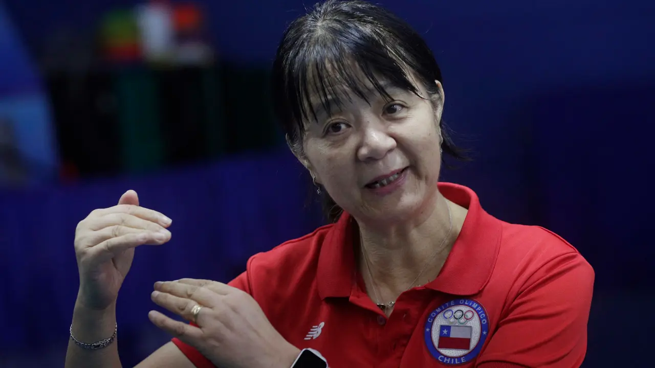 La jugadora de tenis de mesa chilena de origen chino, Zhiying Zeng, tambi&eacute;n conocida como Tania Zeng, fue registrada durante una entrevista con EFE, en Santiago de Chile. EFE/Elvis Gonz&aacute;lez