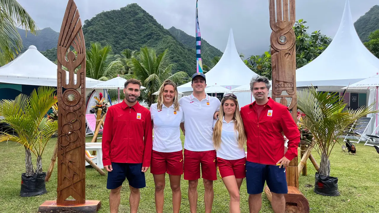 - Andy Criere (c), que junto a Nadia Erostarbe (2i) y Janire Gonz&aacute;lez (2d) ser&aacute;n los representantes espa&ntilde;oles en la competici&oacute;n de surf de los Juegos de Par&iacute;s 2024, posan en la isla de Taht&iacute;, de la Polinesia Francesa, donde Criere afirm&oacute; que sab&iacute;a antes de viajar a Tahit&iacute; que todos los rivales "son unos tiburones" pero que luego en el agua todos son iguales. EFE/Federaci&oacute;n Espa&ntilde;ola de Surf -SOLO USO EDITORIAL/SOLO DISPONIBLE PARA ILUSTRAR LA NOTICIA QUE ACOMPA&Ntilde;A (CR&Eacute;DITO OBLIGATORIO)-