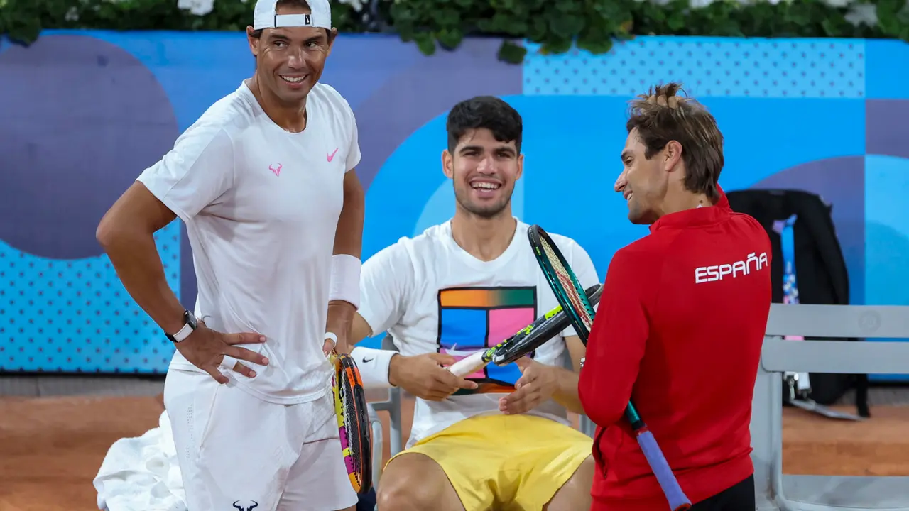 El tenista Rafa Nadal (i) durante un entrenamiento con su compa&ntilde;ero, Carlos Alcaraz (C), y con el otro dueto espa&ntilde;ol, formado por Marcel Granollers y Pablo Carre&ntilde;o, en el marco de los Juegos Ol&iacute;mpicos de Par&iacute;s 2024. A la derecha, el seleccionador, David Ferrer. EFE/ Kiko Huesca