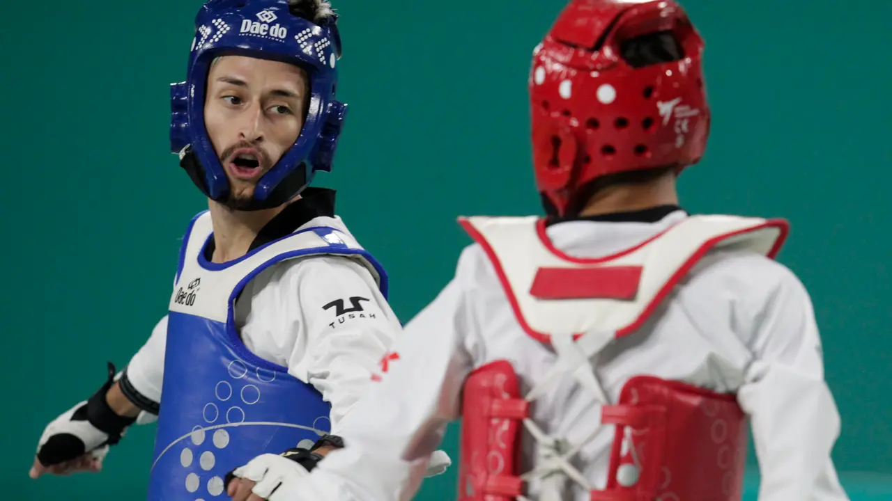 Fotograf&iacute;a de archivo del argentino Lucas Guzm&aacute;n (con protectores azules), quien se alista para participar en los Juegos Ol&iacute;mpicos de Par&iacute;s 2024 con la meta de dar una medalla a su pa&iacute;s en taekwondo. EFE/ Javier Mart&iacute;n