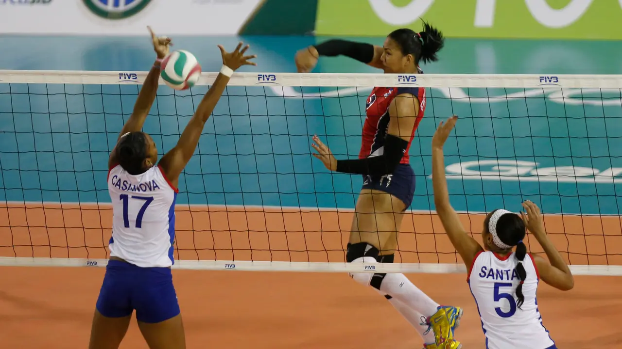 Fotograf&iacute;a de archivo de la dominicana Lisvel Eve Mej&iacute;a, quien remata ante las cubanas Heidy Casanova (i) y Yamila Hern&aacute;ndez Santas. Mej&iacute;a dio positivo en una prueba de dopaje y se perder&aacute; los Juegos Ol&iacute;mpicos. EFE/Orlando Barr&iacute;a