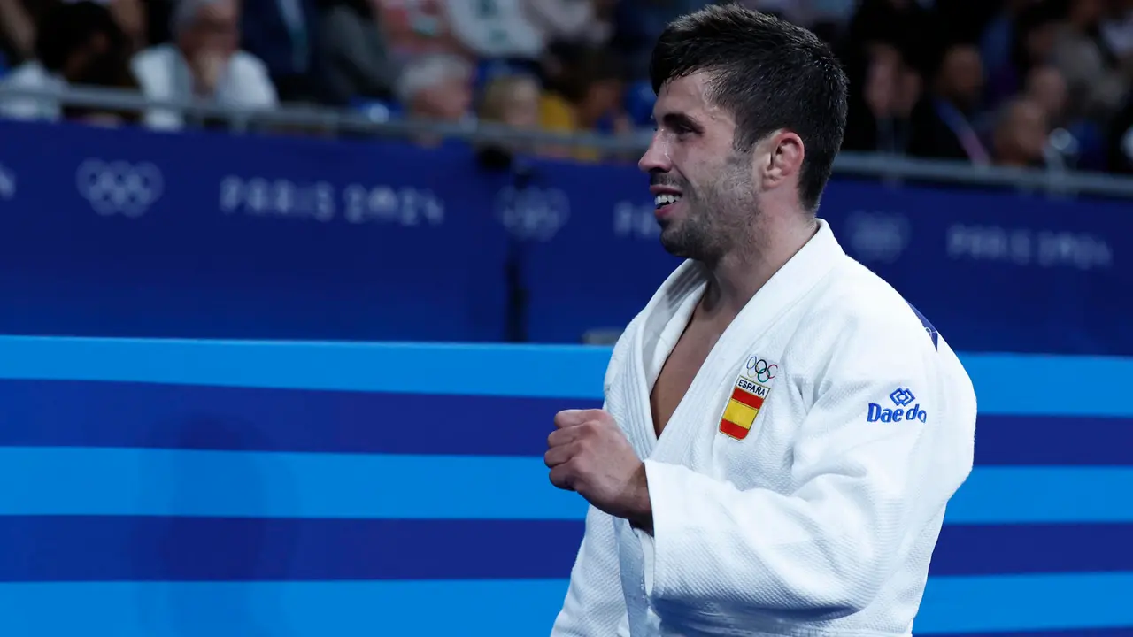 El judoca espa&ntilde;ol Francisco Garrig&oacute;s celebra tras imponerse al belga Horre Verstraeten en su combate en la categor&iacute;a masculina -60 kilos de los Juegos Ol&iacute;mpicos de Par&iacute;s 2024 disputado este s&aacute;bado en Par&iacute;s. EFE/ Chema Moya