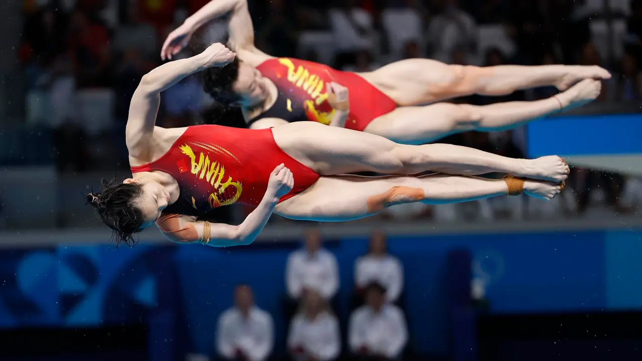 Las chinas Yiwen Chen y Yani Chang se convirtieron en las primeras campeonas ol&iacute;mpicas de saltos de los Juegos de Par&iacute;s tras imponerse este s&aacute;bado en la final femenina de sincronizados desde trampol&iacute;n de 3 metros. EFE/EPA/MAST IRHAM