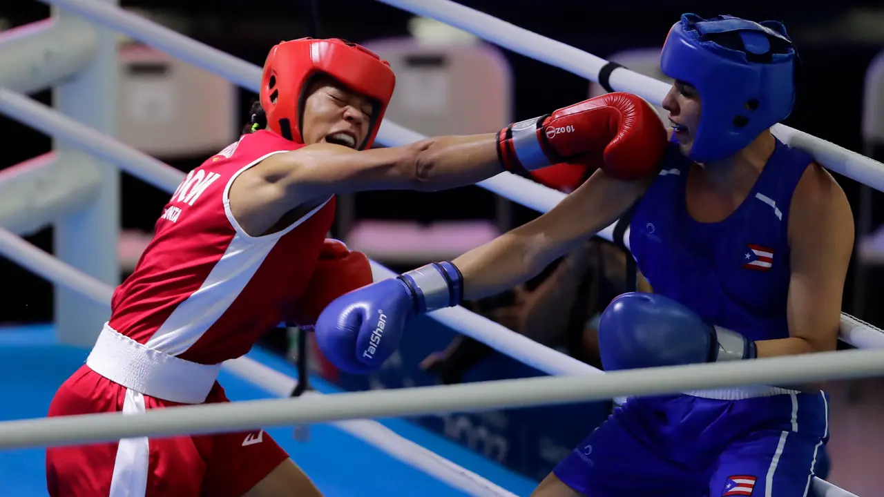 Fotograf&iacute;a de archivo de la boxeadora dominicana Mar&iacute;a Moronta (i) ante Stephanie Pi&ntilde;eiro de Puerto Rico durante los Juegos Centroamericanos y del Caribe. EFE/Rodrigo Sura