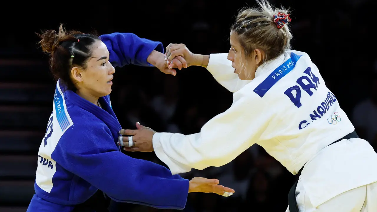 La judoca paraguaya Gabriela Narvaez (blanco) compite ante la kazaja Abiba Abuzhakynova durante la repesca de Judo 48 kg Femenino de los Juegos Ol&iacute;mpicos de Par&iacute;s 2024 este s&aacute;bado, en la capital francesa. EFE/ Chema Moya