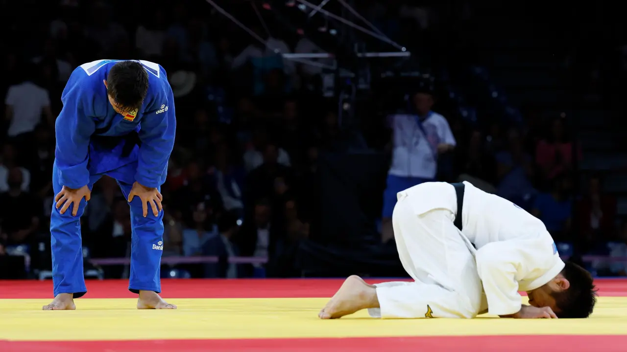 El judoca espa&ntilde;ol Francisco Garrigos (azul) compite ante el kazajo Yeldos Smetov durante la semifinal de la tabla A de Judo -60 kg Masculino de los Juegos Ol&iacute;mpicos de Par&iacute;s 2024 este s&aacute;bado, en la capital francesa. EFE/ Chema Moya