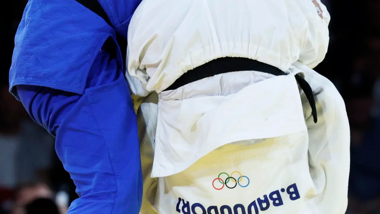 La judoca de Mongolia Baasankhuu (blanco) compite ante la espa&ntilde;ola Laura Mart&iacute;nez Abelenda durante la semifinal de Judo 48 kg Femenino de los Juegos Ol&iacute;mpicos de Par&iacute;s 2024 este s&aacute;bado, en la capital francesa. EFE/ Chema Moya