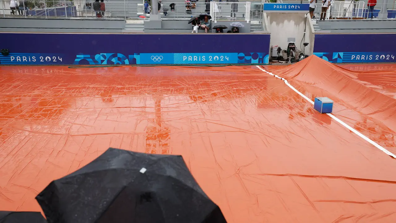 Treinta y ocho de los cuarenta y siete partidos fijados en el orden del d&iacute;a de la primera jornada del torneo ol&iacute;mpico de tenis de Par&iacute;s 2024 han sido definitivamente cancelados a causa de la lluvia. EFE/ Juanjo Martin