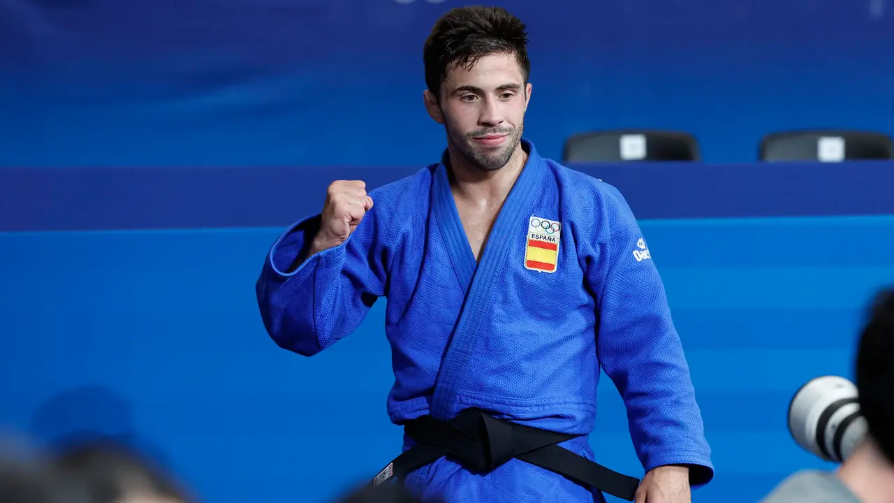El judoca espa&ntilde;ol Francisco Garrigos tras lograr la medalla de bronce al finalizar su combate de Judo -60 kg Masculino ante el georgiano Giorgi Sardalashvili, durante los Juegos Ol&iacute;mpicos de Par&iacute;s 2024 este s&aacute;bado, en la capital francesa. EFE/ Chema Moya