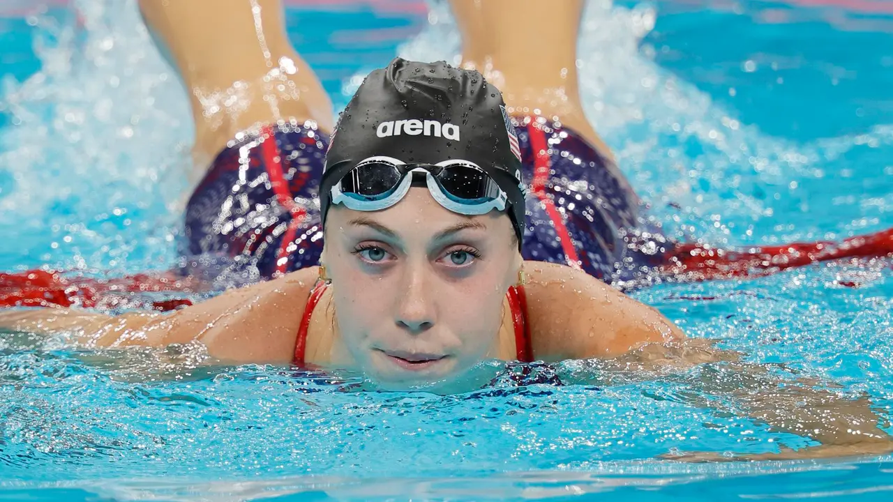 La estadounidense Gretchen Walsh estableci&oacute; un nuevo r&eacute;cord ol&iacute;mpico. EFE/EPA/RONALD WITTEK
