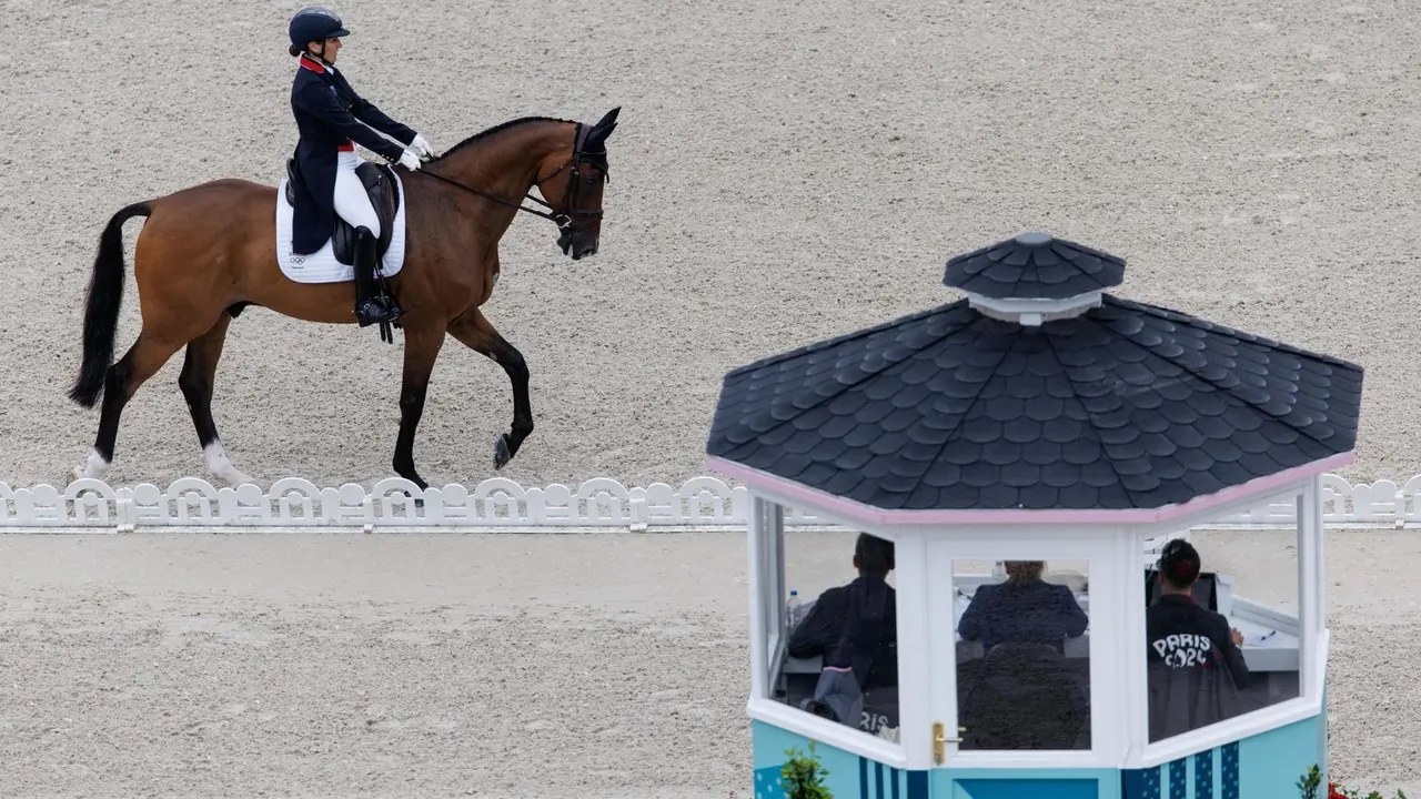 Lla brit&aacute;nica Laura Collett Chateau en el Palacio de Versailles en Versailles, Francia. EFE/EPA/TOLGA AKMEN