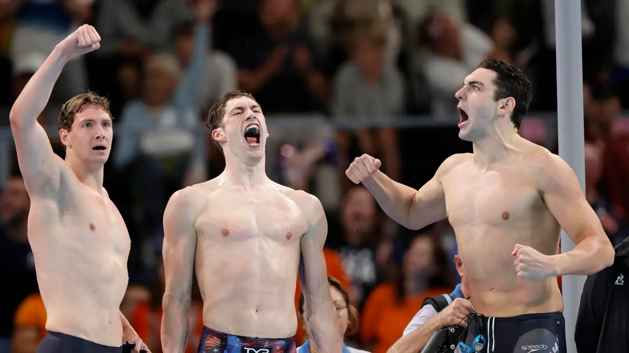 El equipo estadounidense, compuesto por Jack Alexy (d), Chris Guiliano  (i) y Hunter Armstrong (c), celebra el oro en la final de 4x100m Estilo Libre Masculino de los Juegos Ol&iacute;mpicos Par&iacute;s 2024, este s&aacute;bado, en Par&iacute;s, Francia. EFE/Lavandeira Jr.