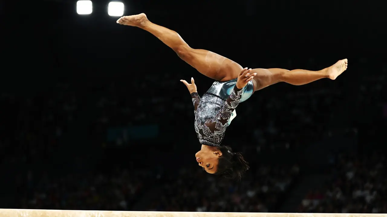 Con un ejercicio de barra soberbio, precedida por una ovaci&oacute;n atronadora en el pabell&oacute;n de Bercy, la estadounidense Simone Biles regres&oacute; este domingo al escenario ol&iacute;mpico. EFE/EPA/ANNA SZILAGYI