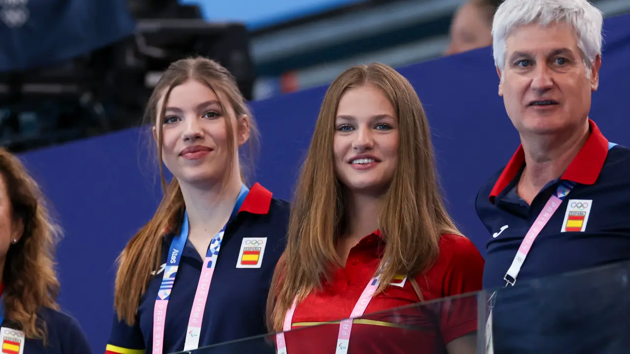 La princesa de Asturias, Leonor de Borb&oacute;n, y su hermana, la infanta Sof&iacute;a (i), entre los asistentes al partido de waterpolo que la selecci&oacute;n espa&ntilde;ola disputa contra Australia. EFE/ Kiko Huesca