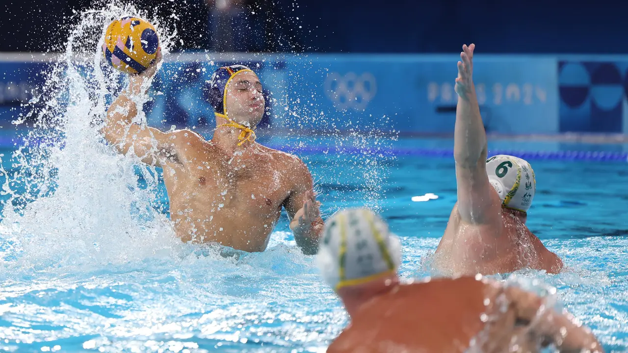 El jugador espa&ntilde;ol Alberto Munarriz (i) ante la defensa del australiano Lachlan Edwards (d) durante el partido de waterpolo de este domingo. EFE/ Kiko Huesca