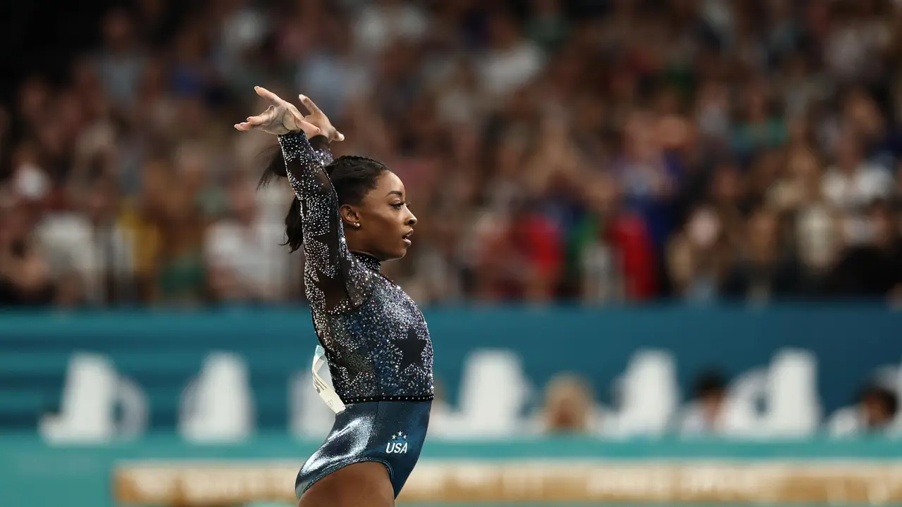 Paris (France), 28/07/2024.- Simone Biles of USA performs on the Vault during the Women's Qualification of the Artistic Gymnastics competitions in the Paris 2024 Olympic Games, at the Bercy Arena in Paris, France, 28 July 2024. (Francia) EFE/EPA/ANNA SZILAGYI