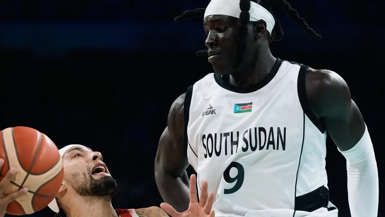 Stephen Thompson Jr. de Puerto Rico, y Wenyen Gabriel, de Sud&aacute;n del Sur, durante el partido de este domingo. EFE/EPA/ALEX PLAVEVSKI