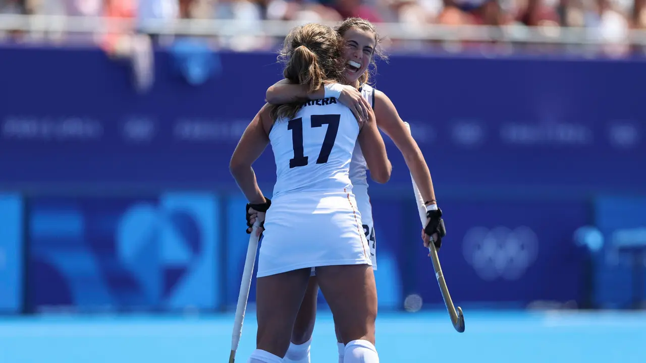La jugadoras de la selecci&oacute;n espa&ntilde;ola de hockey hierba Lola Riera celebra la victoria del equipo al finalizar el partido W06 del grupo B femenino de hockey entre Gran Breta&ntilde;a y Espa&ntilde;a en el marco de los Juegos Ol&iacute;mpicos de Par&iacute;s 2024 en Colombes, Francia, este domingo. EFE/ Sashenka Gutierrez