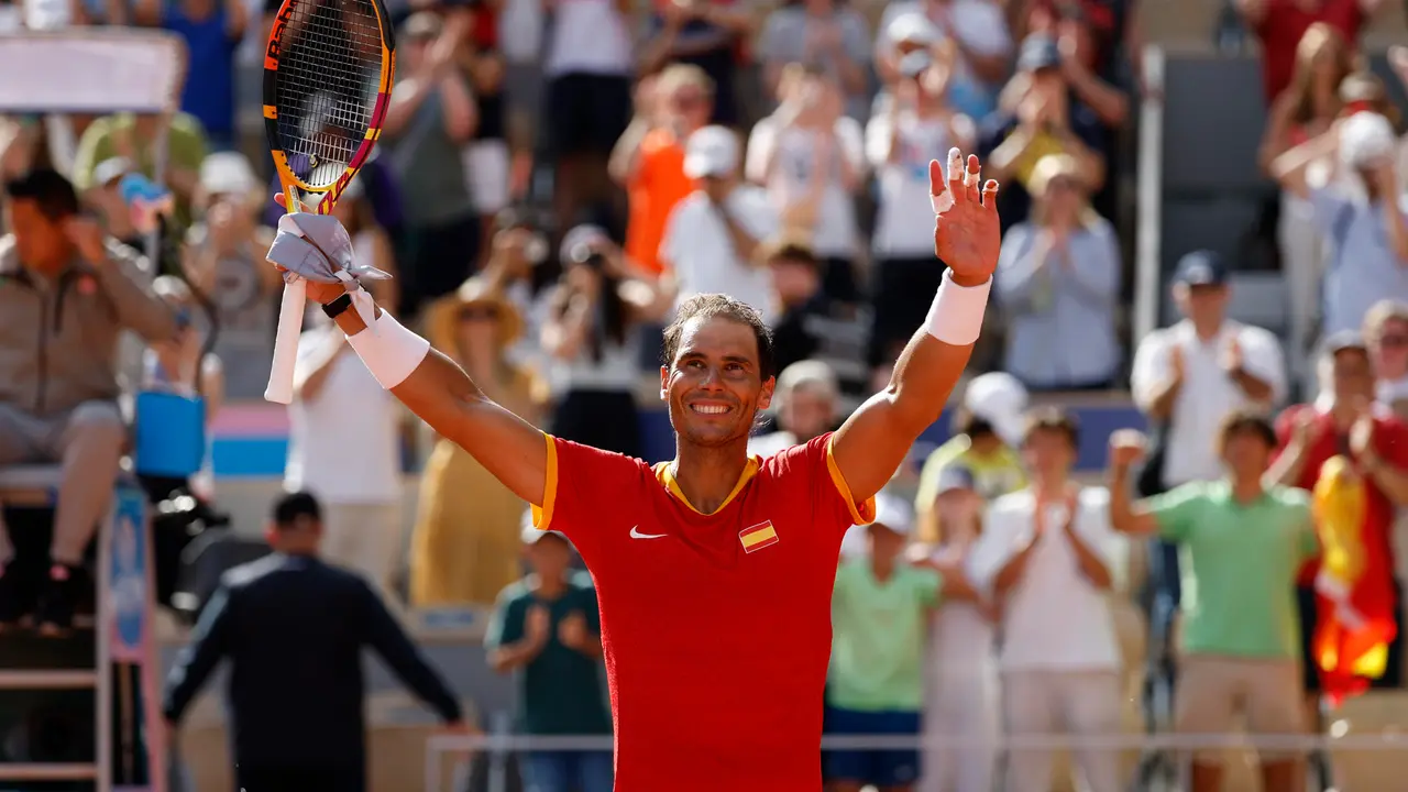 El tenista espa&ntilde;ol Rafael Nadal celebra tras vencer al h&uacute;ngaro Marton Fucsovics en la primera ronda individual masculina de los Juegos Ol&iacute;mpicos de Par&iacute;s 2024 en la pista Philippe-Chatrier del complejo de tenis Roland Garros, este domingo en Par&iacute;s, Francia. EFE/ Juanjo Mart&iacute;n