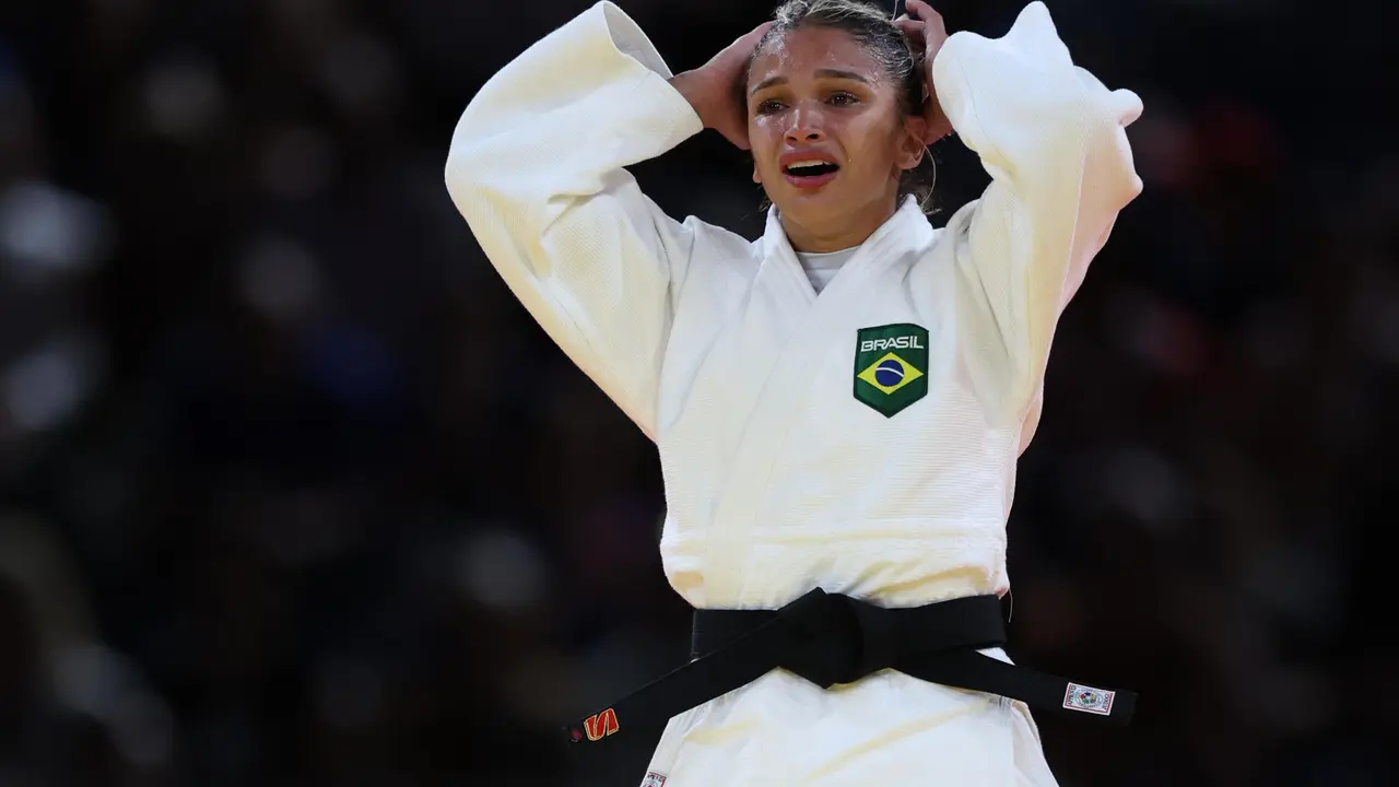 La judoka brasile&ntilde;a Larissa Pimenta celebra tras vencer a la italiana Odette Giuffrida en el combate por la medalla de bronce de Judo Femenino en la categor&iacute;a de -52 kilos de los Juegos Ol&iacute;mpicos de Par&iacute;s 2024 este domingo en Par&iacute;s. EFE/ Miguel Guti&eacute;rrez