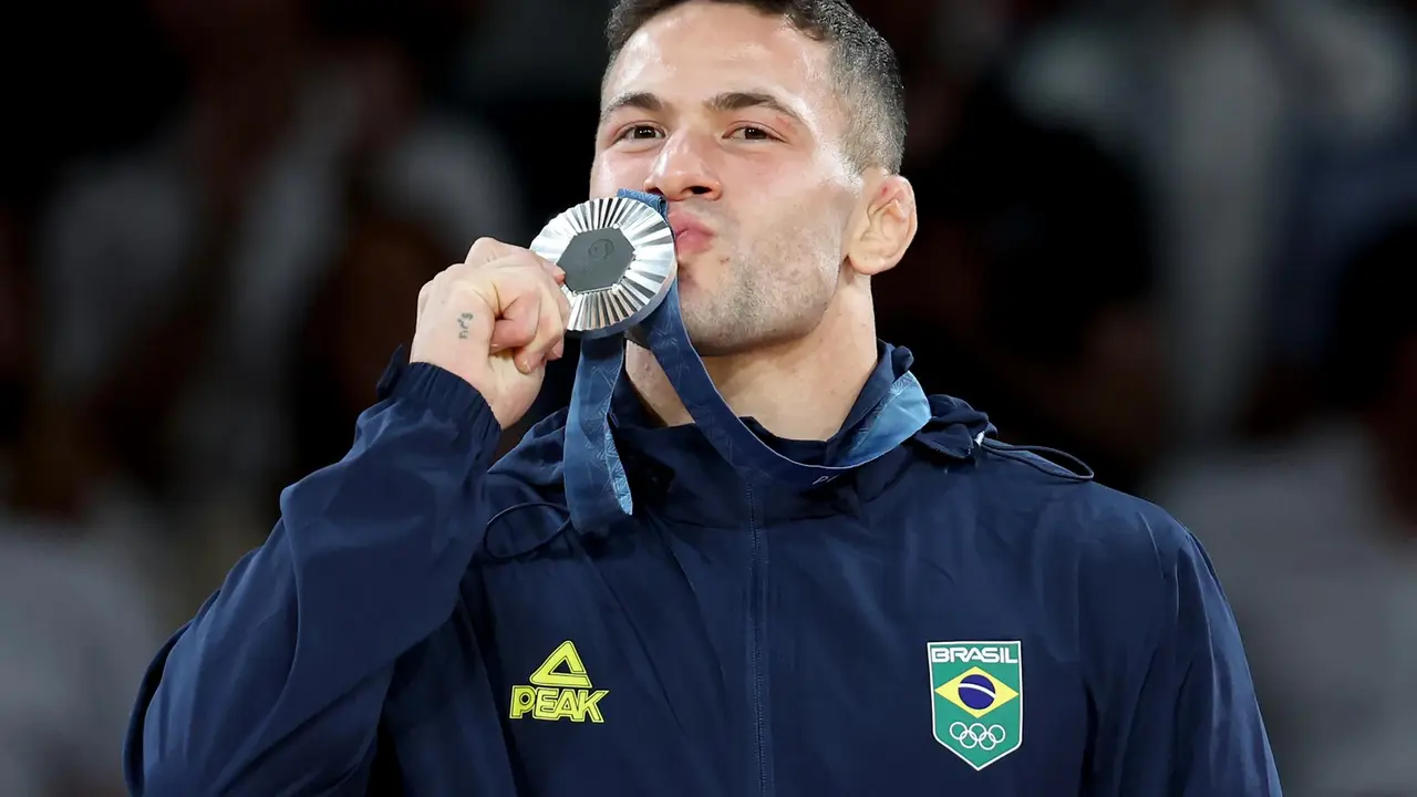El brasile&ntilde;a Willian Lima besa la medalla de plata conseguida en la categor&iacute;a de -66kg en el Champs-de-Mars Arena en Paris, Francia. EPA/DANIEL IRUNGU