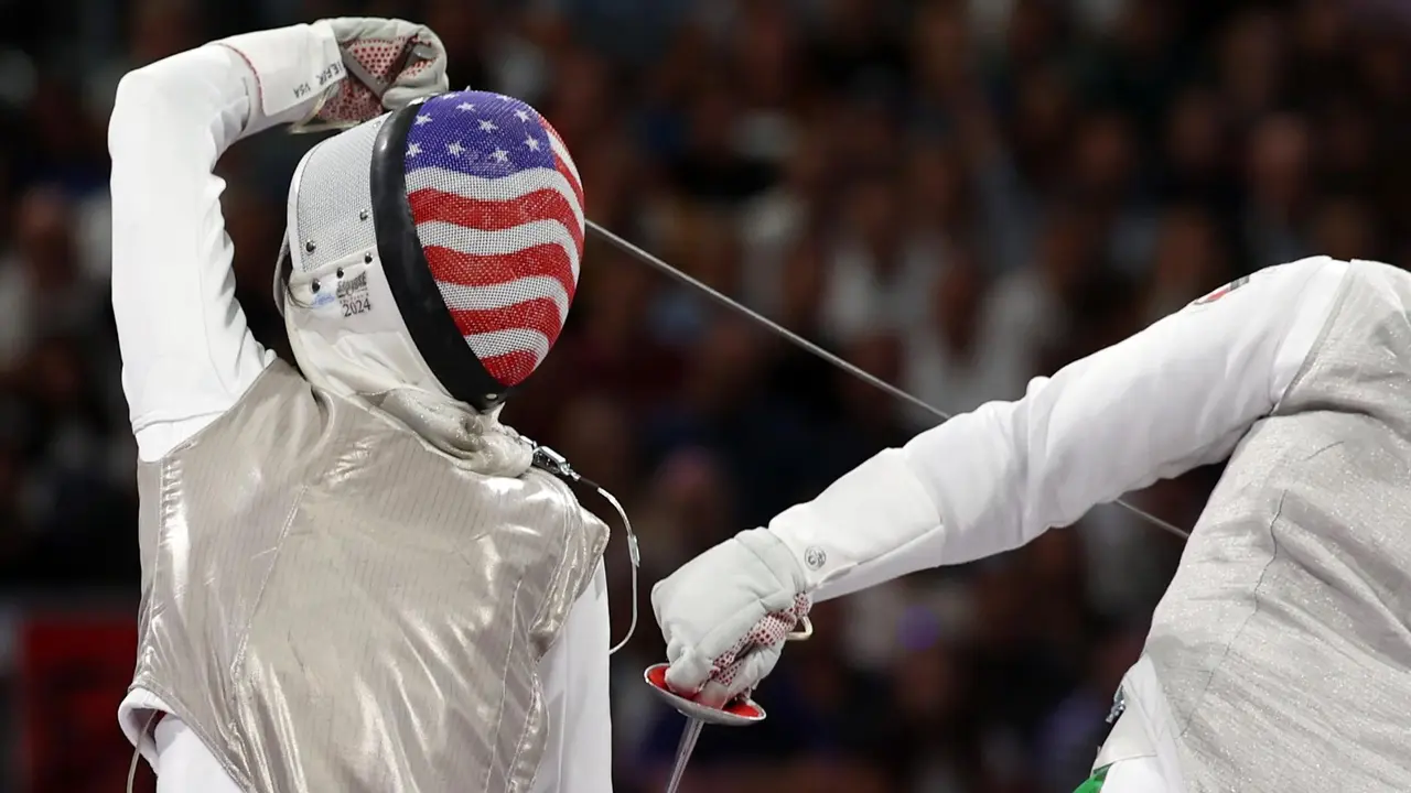 La estadounidense Lee Kiefer logr&oacute; este domingo su segunda medalla de oro ol&iacute;mpico consecutiva en florete femenino. EPA/RITCHIE B. TONGO